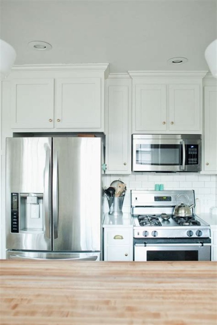 Can you put a fridge next to a cooker
