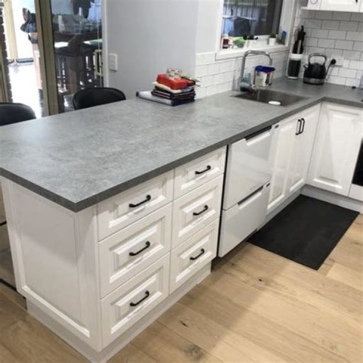 How are engineered stone benchtops made