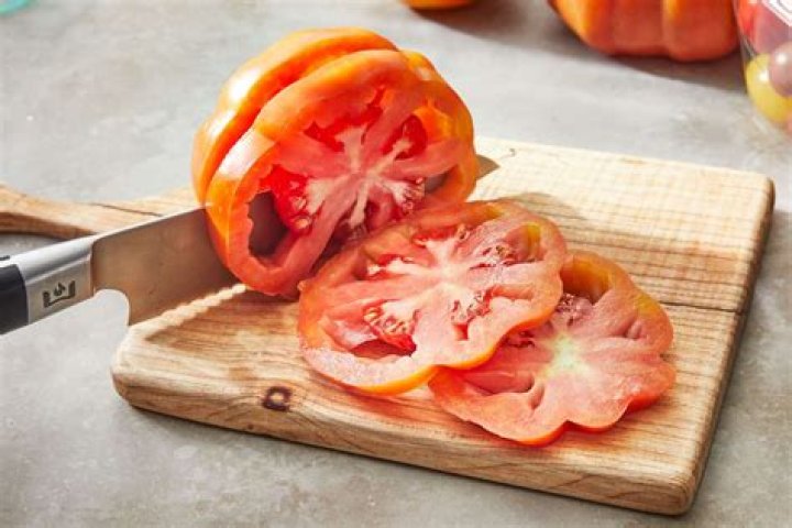 What is the correct thickness for slicing tomatoes